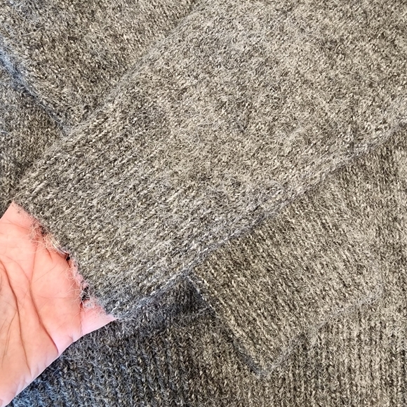 Old Navy Women’s M Medium Go-Recycled Grey Knit Fuzzy Tunic Length Sweater EUC - Picture 5 of 9